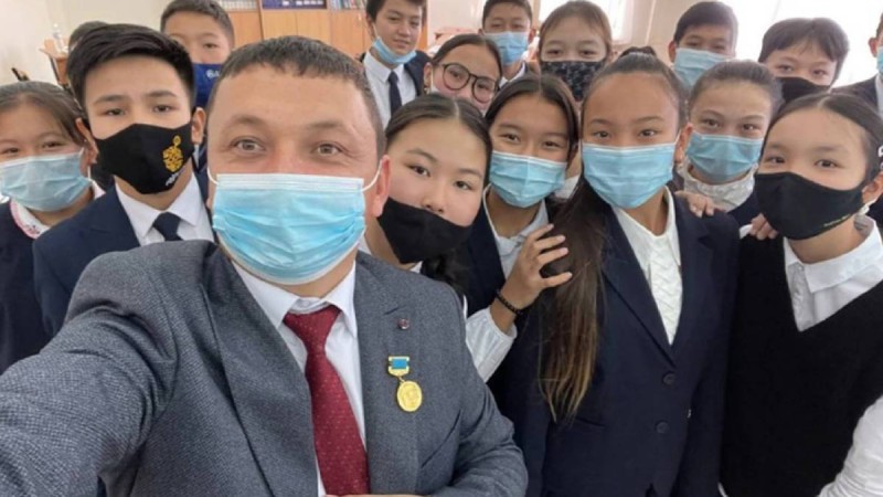 «Алматының жыл мұғалімі» атанған ұстаз әр сабағының 5 минутын Абайға арнайды