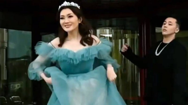 "Осыдан соң Боратқа қалай ренжиміз": Отандық журналист Ерке Есмахан мен AZ-дің әзіліне сын айтты