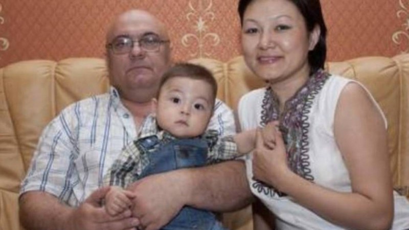 “Кешір мені": Дана Нұржігіт ұлының әкесі Владимир Рерихтың қазасына байланысты естелігімен бөлісіп, қоштасу хатын жазды