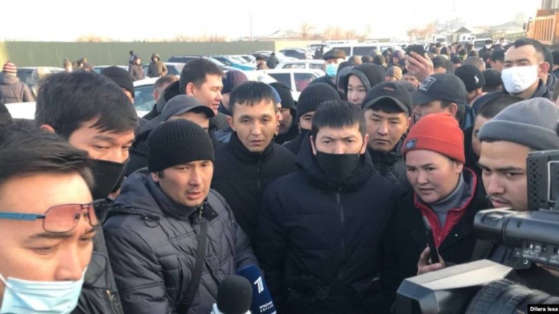 Шымкентте жүзден астам жүргізуші ереуілге шықты