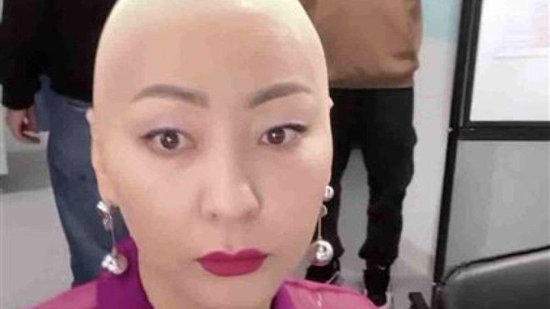 Айгүл Иманбаева шашын тықырлап алып тастады