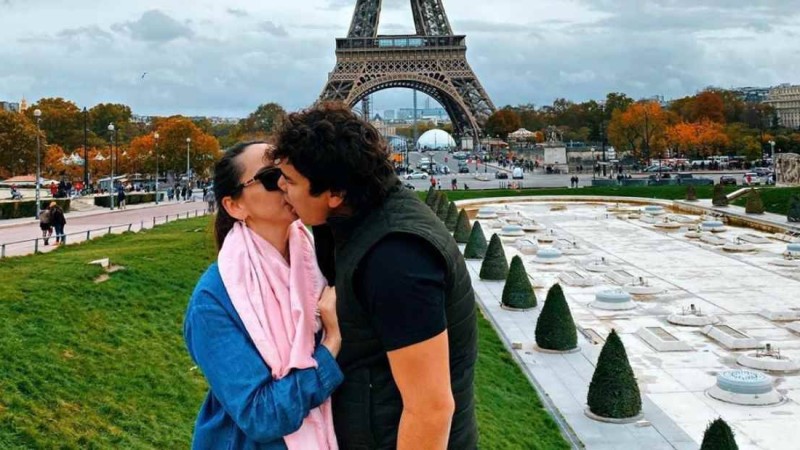 "Сен де өнер шығайын дедің бе": "МузАрт" тобының солисін әйелімен сүйіскен суреті үшін оқырмандар сынап тастады - Қазақстан жаңалықтары