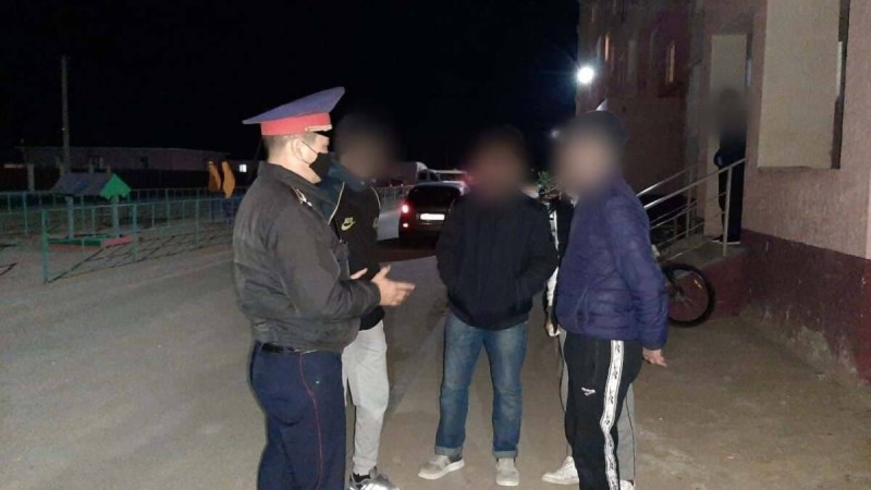 Атыраулық полицейлер хабар-ошарсыз кеткен 7 жасөспірімді үйлеріне қайтарды