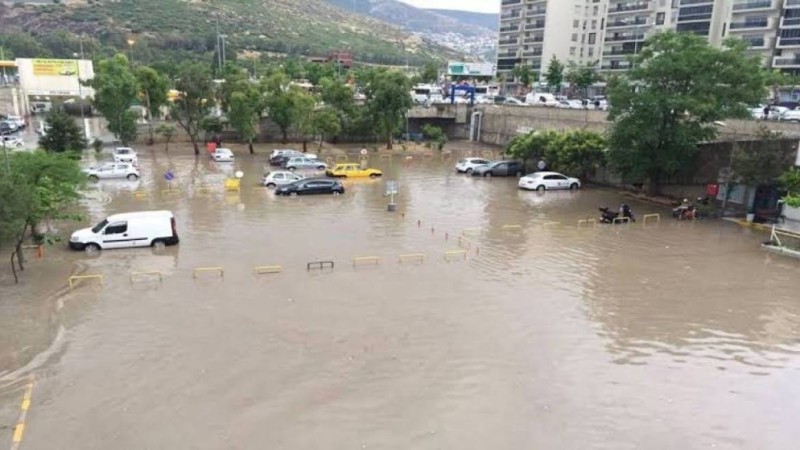 Түркияның Измир қаласы су астында қалды (фото/видео)