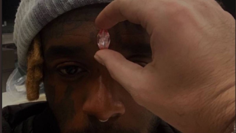 Ақшасын 4 жыл бойы төлеген. Танымал рэпер маңдайына 24 млн доллар тұратын гауһартас орнатпақ