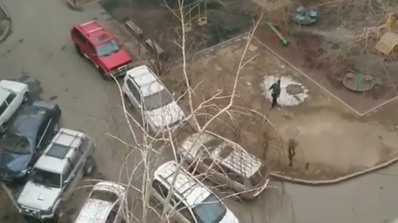 Проблемасы туралы айқайлап ән салған жігіт дауысымен тәнті етті (видео)