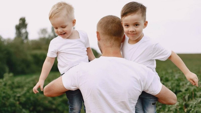 Шымкентте сот ажырасқан жұптың үш баласын әкесінің қолында қалдырды