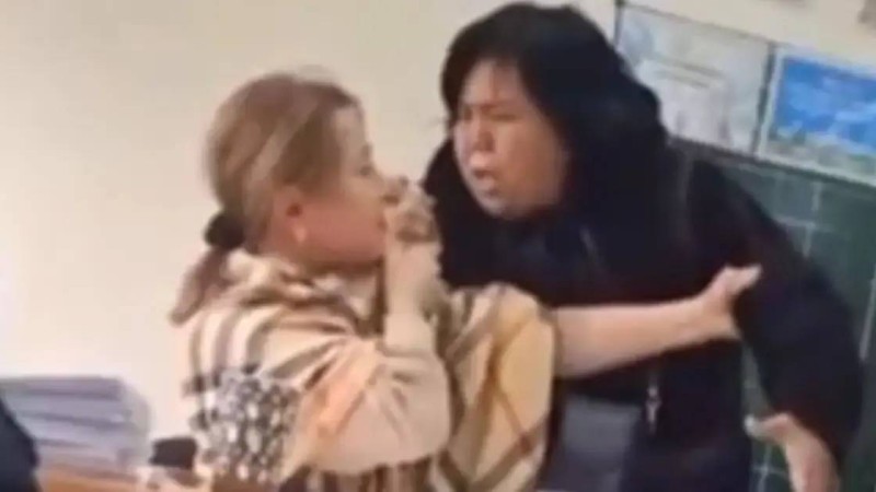 Мұғалімге жұдырығын ала жүгірген әйел елдің жағасын ұстатты (ВИДЕО)