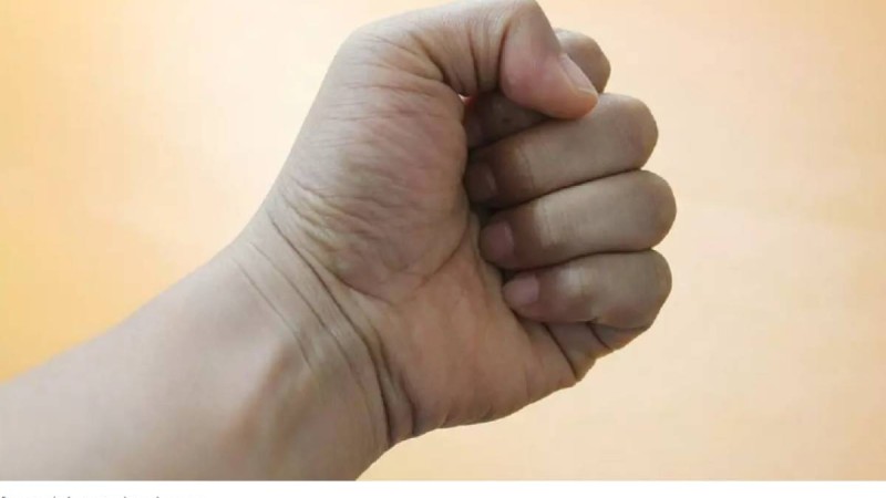 Қарағандыда дене шынықтыру мұғалімі оқушыны ұрып-соғып, сүйрелеген