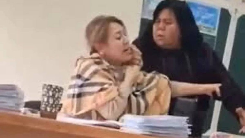 Желіде мұғалімді жағадан алып, ұрған әйелдің видеосы тарады (ВИДЕО)