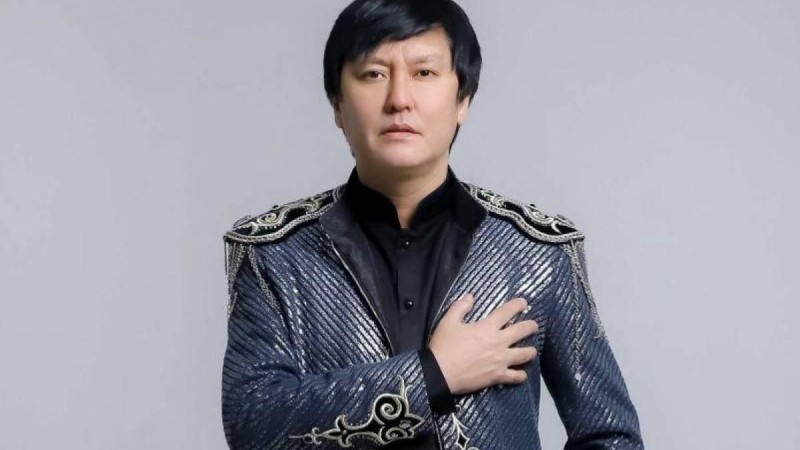 "Келінмен жарысып туған енеге қалай қарайсыздар". Өмірқұл Айниязов жүкті келінімен суретке түсіп сынға қалды (фото)