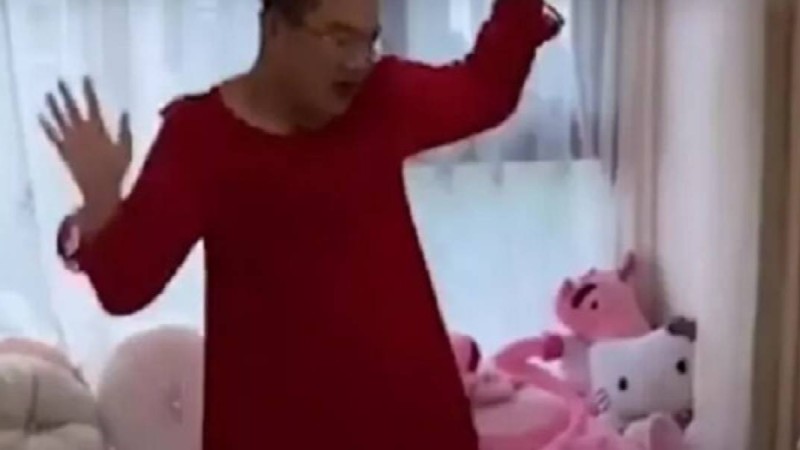 Қызын әйелдерше киініп күлдірген әке жұртты сүйсіндірді (видео)