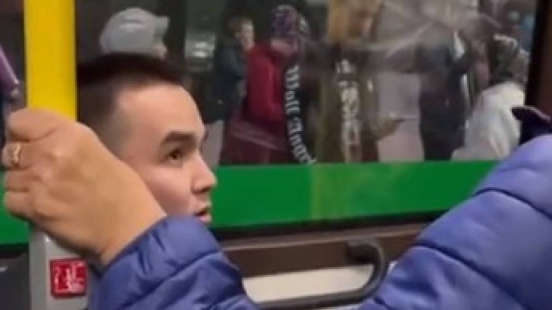 “Сыйламаймын үлкен кісілерді”: автобуста орын бермеген жігіттің қылығы желіде талқылануда (ВИДЕО)
