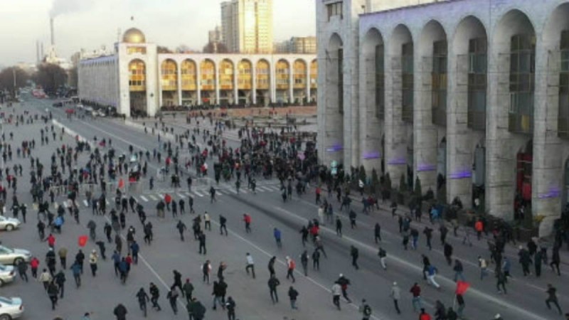 Қырғызстандағы митинг: Наразы топ мен милиция қақтығысып қалды - Қазақстан жаңалықтары