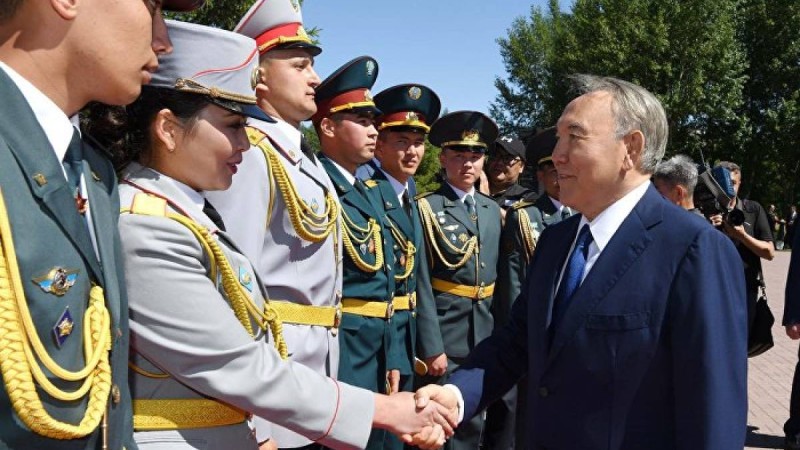 Назарбаев қазақстандықтарды Отан қорғаушы күнімен құттықтады