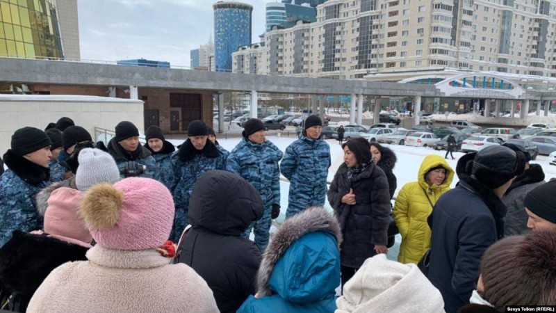 Ақордаға бармақ болған борышкерлерді арнайы жасақ бөгеді