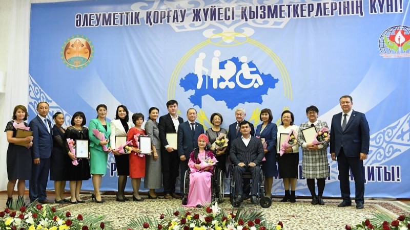 БЕРДІБЕК САПАРБАЕВ ӘЛЕУМЕТТІК ҚЫЗМЕТКЕРЛЕРДІ КӘСІБИ МЕРЕКЕСІМЕН ҚҰТТЫҚТАДЫ