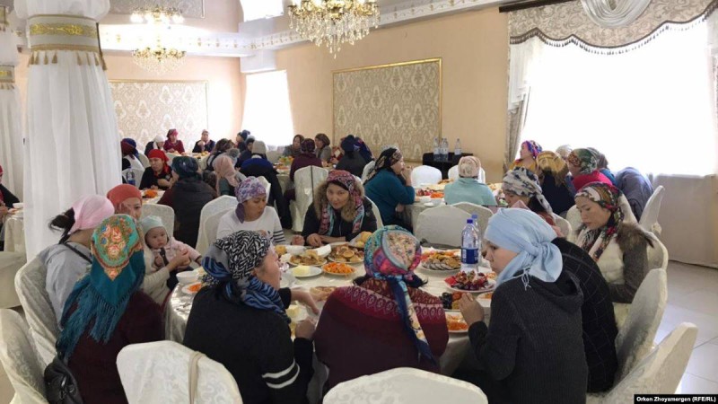 Көп балалы аналар былтыр өрттен қаза болған бес сәбиге арнап ас берді