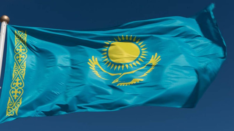 Ауыл тұрғыны Қазақстанның туы бейнеленген баннерді қорадағы шөпке жауып қойған