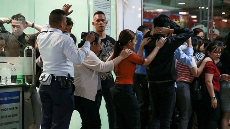 Жұмыстан қуылған күзетші 30 адамды тұтқынға алды