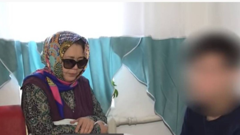 Мектеп оқушысы көзі көрмейтін анасын жалғыз асырап келген - Қазақстан жаңалықтары