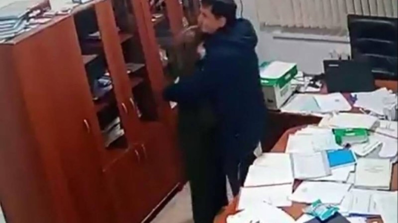 Мектеп директоры мен орынбасарының арасындағы «ашық махаббаты» көптің ашуын туғызды (ВИДЕО)