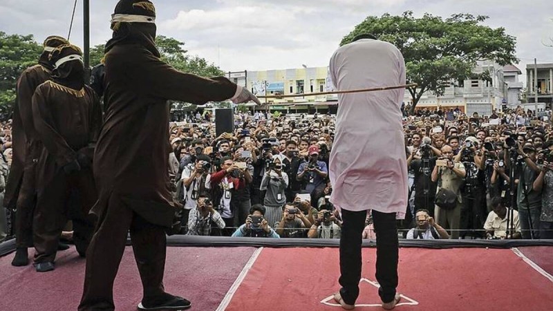 Жұрттың көзінше жыныстық қатынасқа түскен екі ер адамды халықтың алдында 77 рет ұрды