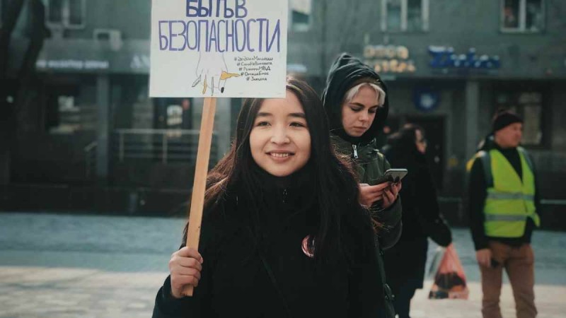 "Ерлер үйленгенге дейін жыныстық қатынасқа түседі, ал әйелдерді бірден жерден алып, жерге салады": Феминист қыз Қазақстанда гендерлік теңдік қашан орнайтыны жайлы - Қазақстан жаңалықтары