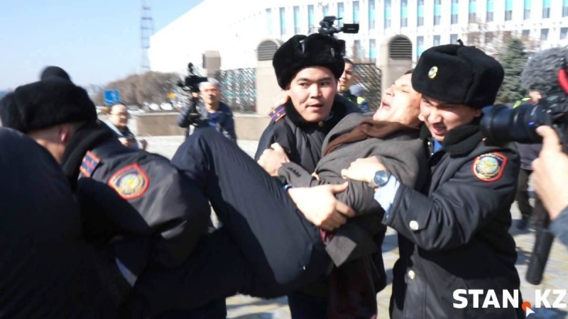 "Бұл XXI ғасырдағы масқара!": Алматыда рұқсат етілмеген митинг қалай өтті - Қазақстан жаңалықтары