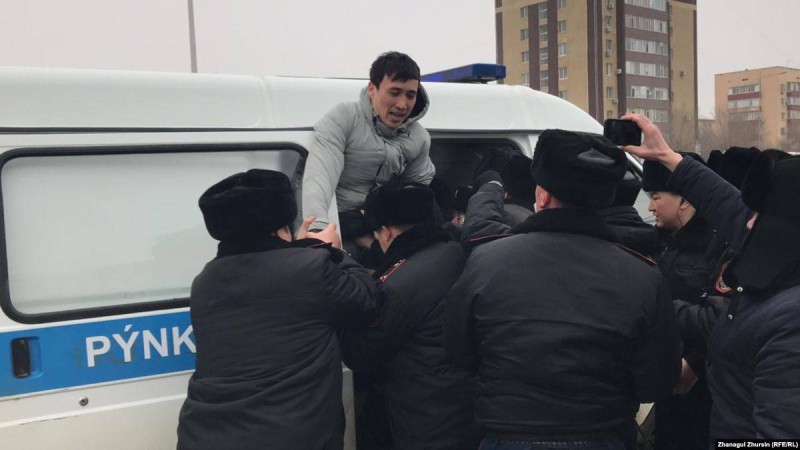 Жексенбідегі митингіде полиция "80 адамды әкетіп, 4 адамды қамады"
