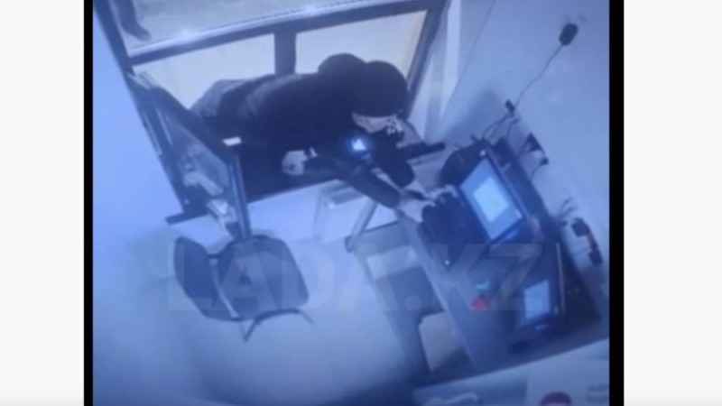 Ақтауда ұрылар касса аппаратын қолды қылды (видео) - Қазақстан жаңалықтары