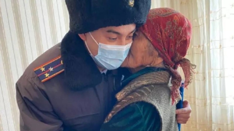 Аягөзде учаскелік полицей әжені бір өлімнен аман алып қалды