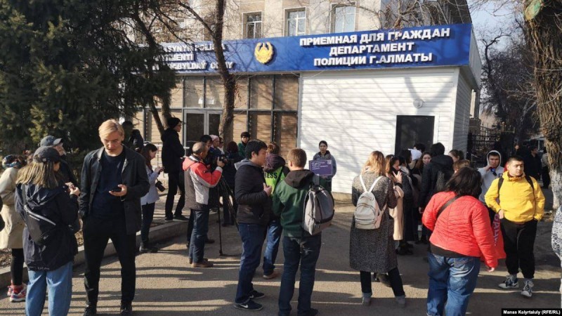 Алматыда жастар талабынан соң белсенділерді босата бастады