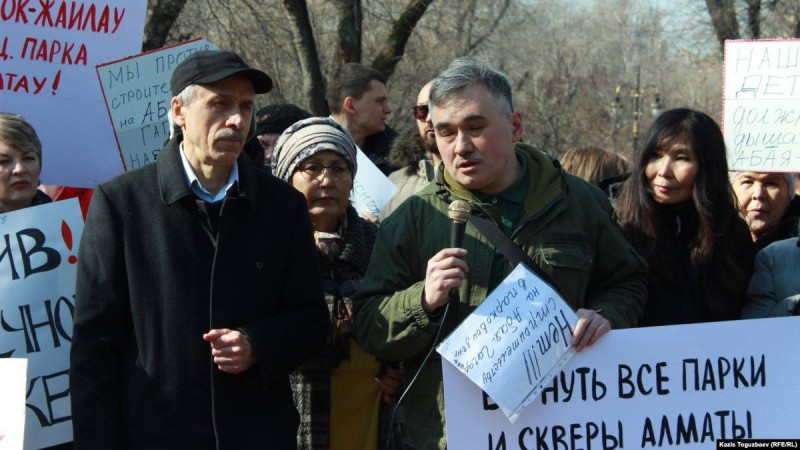 Алматыда рұқсат етілген митингіде тұрғындар тығыз құрылысқа қарсылық білдірді