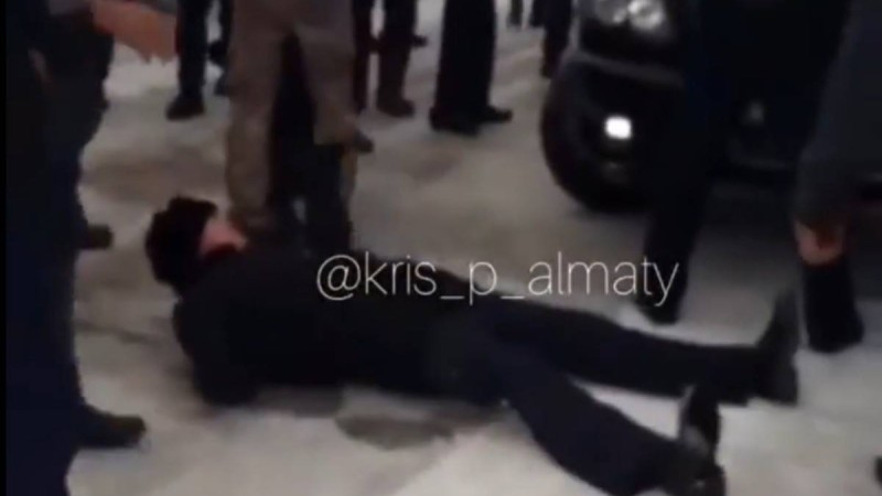 Полицей тас жолға жүргізушілерді жібермеу үшін жолға жатып алды - Қазақстан жаңалықтары