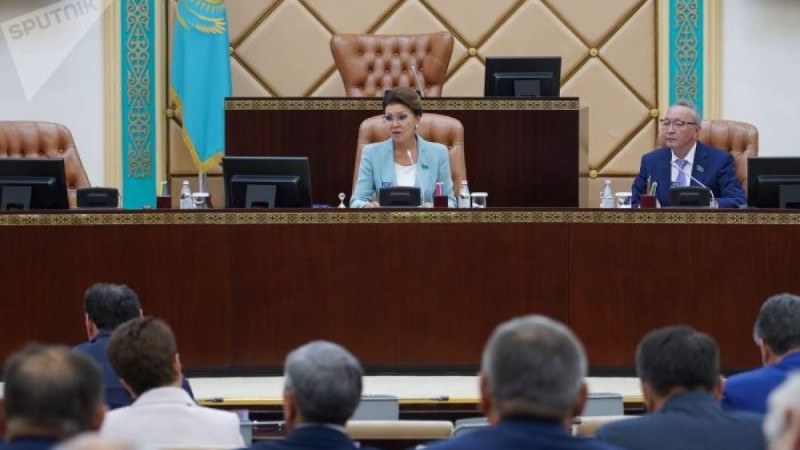 Назарбаеваның орынбасары түскі асқа асыққан депутаттарға ұрсып тастады