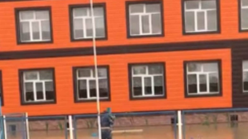 Мақтаарал ауданында батып бара жатқан жалауды көтерген полиция қызметкерінің патриотизмі әлеуметтік желілерде қызу талқылануда - Қазақстан жаңалықтары