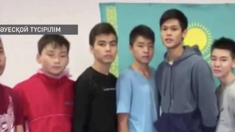 Алматыда оқудан шығарылған балалардың ата-аналары наразылықтарын білдірді - Қазақстан жаңалықтары