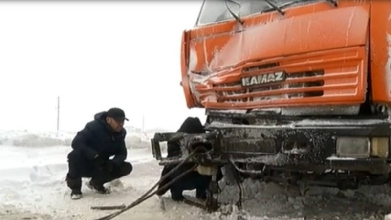 "Жүк көлігінің алдынан шықты": Басқа жүргізушілерге көмектеспек болған көлік жүргізушісін қағып кетті - Қазақстан жаңалықтары