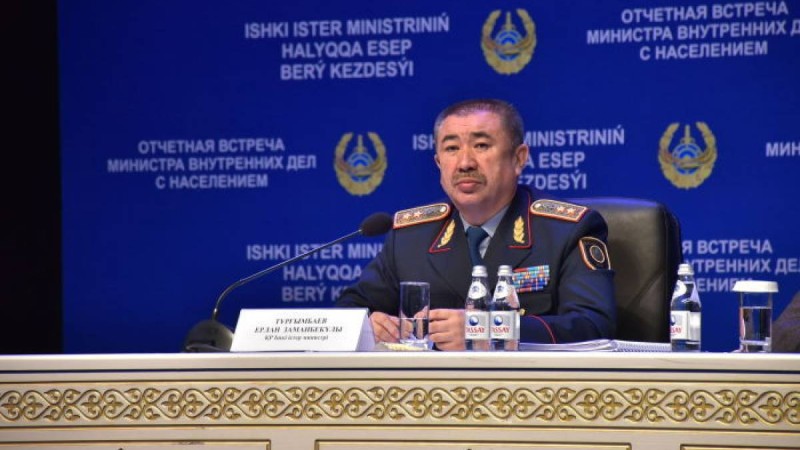 Министр Тұрғымбаев тұрғындарды қабылдап жатыр