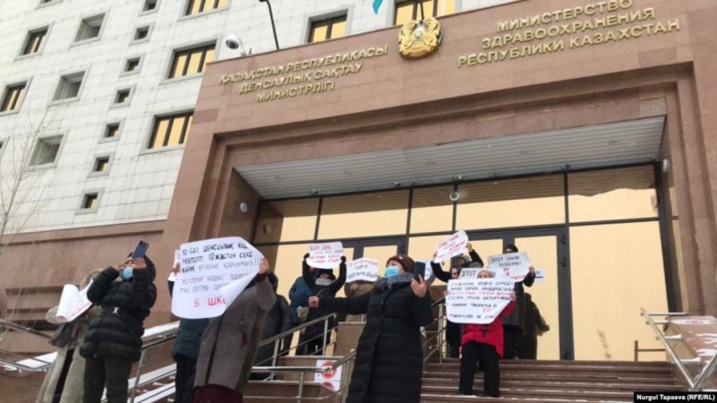 Нұр-Сұлтанда 30-ға жуық әйел министрлік алдына жиналды