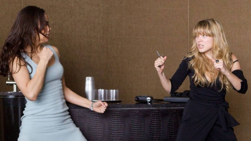 Атырау облысында үш әйел мейрамхана алдында төбелесті