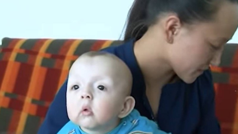 ШҚО-дағы баланың жұмбақ ауруы: Бір жастағы сәби неге қаратайып бара жатыр? - Қазақстан жаңалықтары