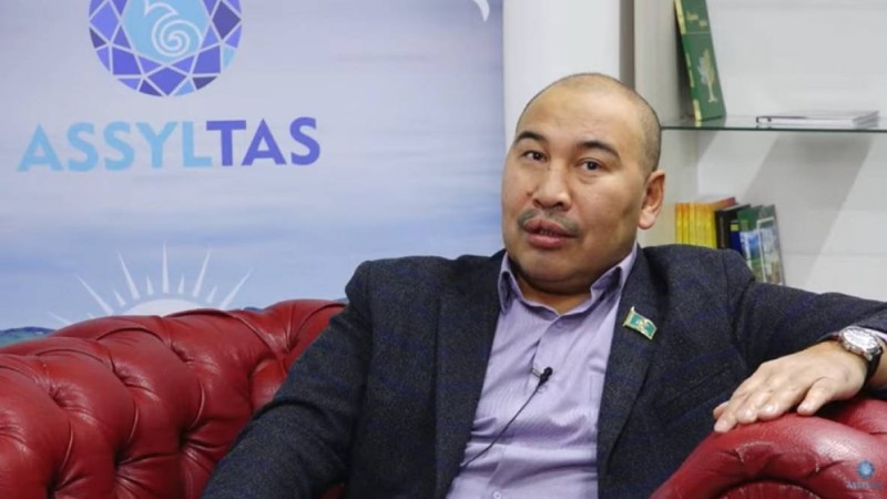 "Халыққа қарсы шықпауым керек еді". Ермахан Ибраимов плакат жыртқаны үшін кешірім сұрады (видео)