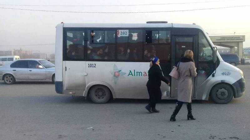 "Көліктің есігі әзер дегенде жабылды": Автобус ішіндегі кептелістен шаршаған Алматы іргесіндегі тұрғындар әкімнен көмек сұрайды - Қазақстан жаңалықтары