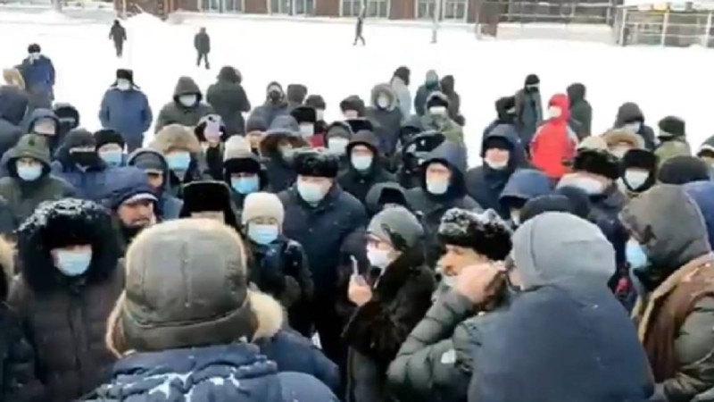 Жаппай вакцинациялауға қарсы. Көкшетаулықтар алаңға шықты (видео)