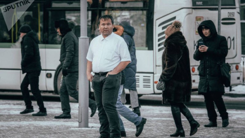 елордада 30 градус аязда жеңіл киінген ер адам жұртты таңғалдырды