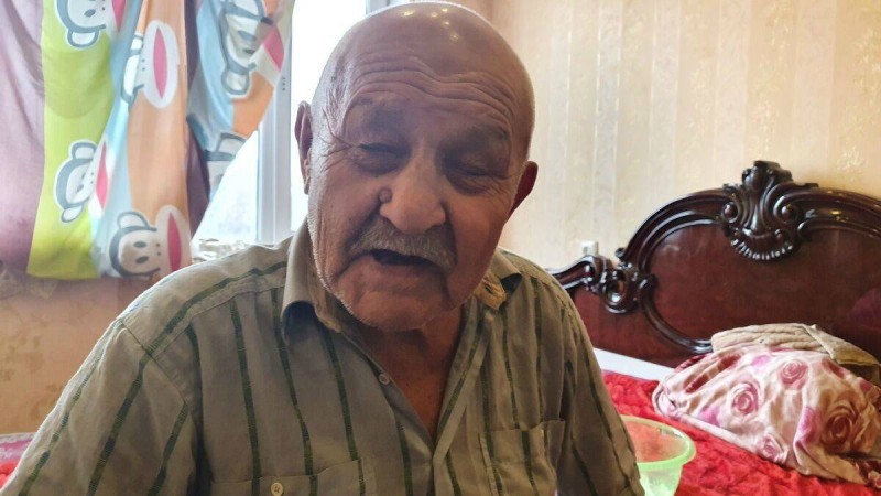 Немересі үйінен қуып шыққан: Талдықорғанда көпбалалы отбасы үйсіз қалған қарияны өз қамқорлығына алған
Қарияны немересі Алматыдағы үйінен қуып жіберіпті