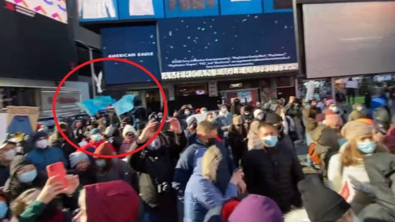 Нью-Йоркте Навальныйды қолдайтын митингіде Қазақстанның туы көтерілді