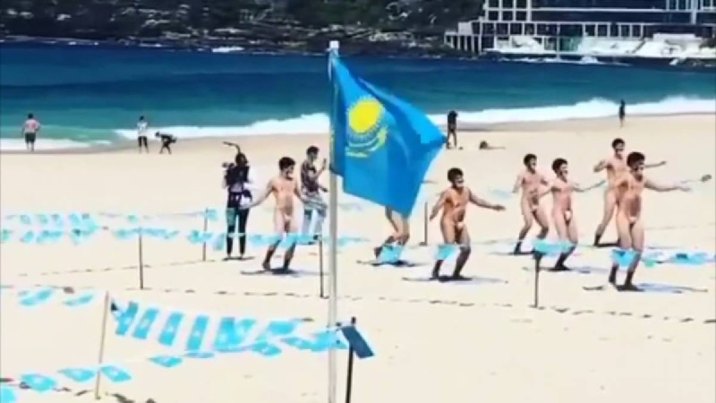 Бораттың үлкен мүсіні орнатылып, Қазақстан туымен флешмоб өтті (видео)